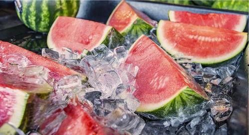 开锁遇到吃瓜现场,围观一幕引发热议